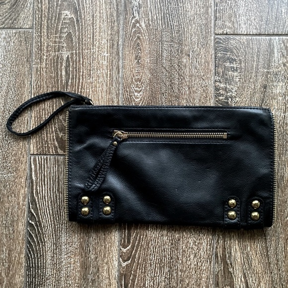 Linea Pelle Handbags - Línea Pelle black leather clutch